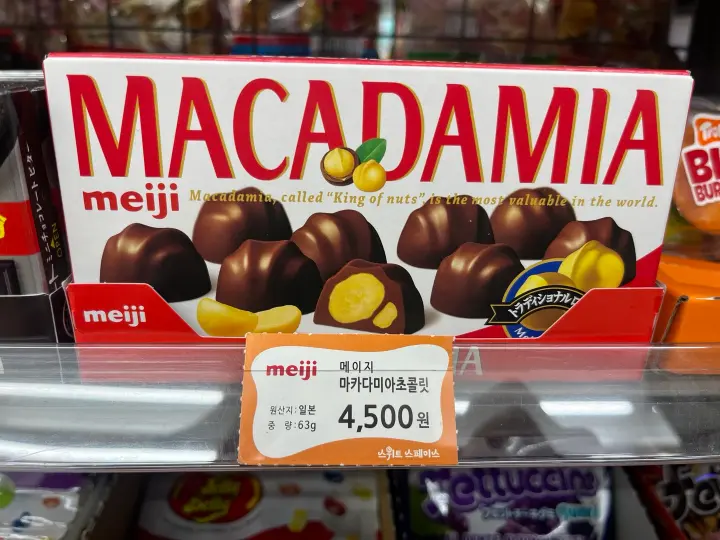 Gluten free macadamia chocolate at Korean convenience stores