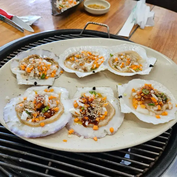 Hyeonmine Chogaegu grilled clams in Incheon